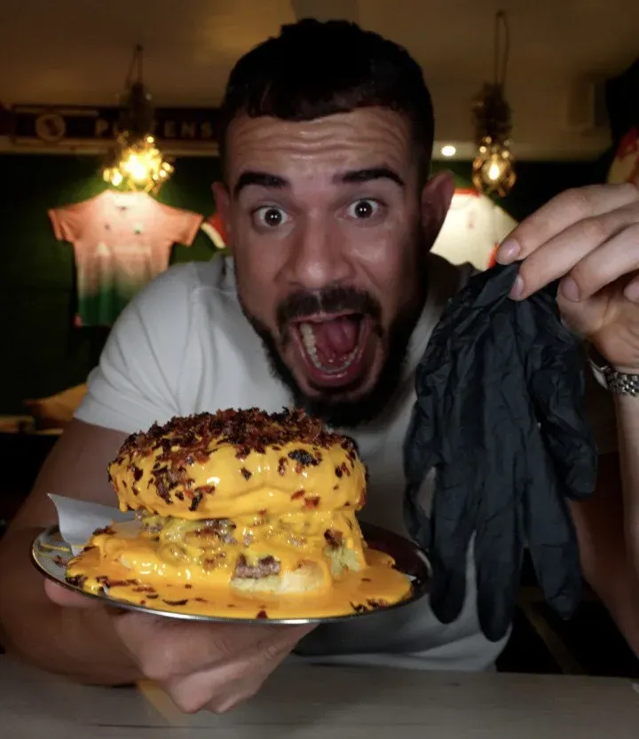 Influencer cenandoconpablo en Ankara Burger con los guantes negros
