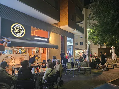 Terraza exterior de Ankara Burger de noche